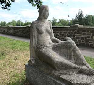 Die Elektra, mit einer Kugel in der linken Hand