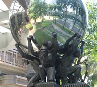 Weltkugel vor Parkview Square