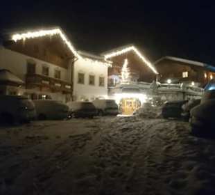 Außenansicht bei Nacht (Eingang Haupthaus)