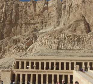 Hatshepsuttempel mit Grabungsarbeiten oberhalb