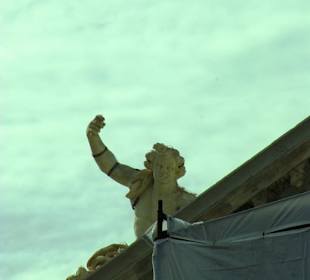 Die Steinfiguren auf den Dächern