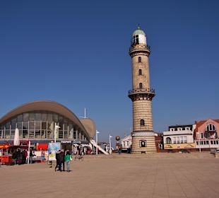 Die Strand Promenade mit Teepott und Leuchtturm