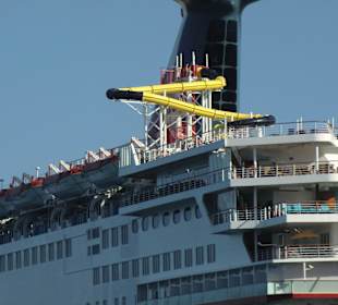 Sogar eine Wasserrutsche auf dem Kreuzfahrer