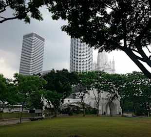 St Andrew Kathedrale hinter den Bäumen