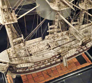 In der Schatzkammer des IMM mit Elfenbeinmodellen