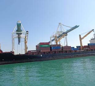 Blick auf den Frachthafen
