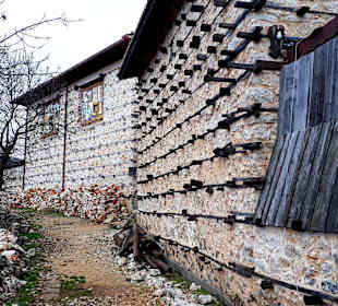 Knopfhäuser Dorf Ormana