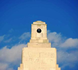 Oben ist eine Kristallkugel