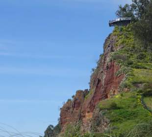 Blick hoch zum Skywalk der Klippe Cabo Girao