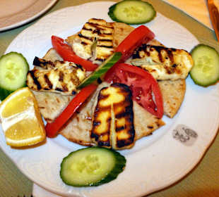 Gegrillter Haloumi auf Pita Brot
