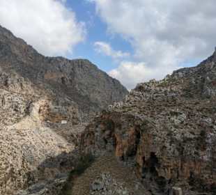 Anfahrt durch die Schlucht