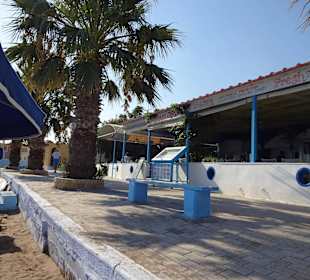 Strandpromenade vor der Taverne