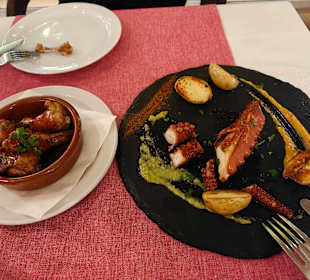 Gegrillter Oktopus mit Ofenkartoffeln und zwei ver