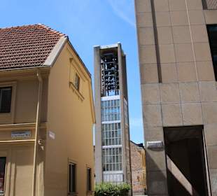 Moderner Kirchturm in der Altstadt "Gamla Staden"