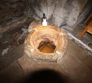 Taufquelle  in der Krypta