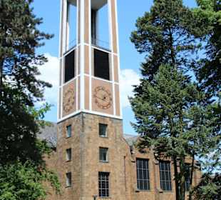 Kirchturm und Kirche 