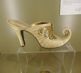 Ein extravaganter Schuh in der Ausstellung