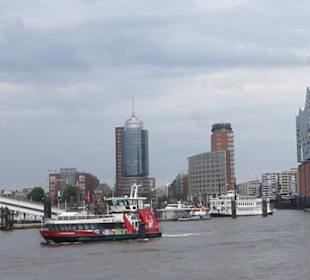 Blick bei Hafenrundfahrt zur Elbhilharmonie