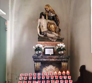 Kleiner Altar mit vielen Kerzen