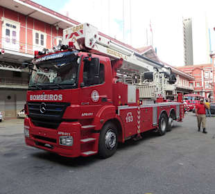 Neuwertiges Leiterfahrzeug