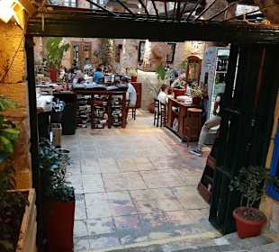 Blick in eine Taverne