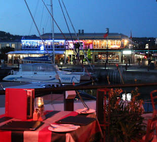 Blick vom Tisch auf den Hafen 