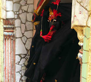 Zasłonięty posążek bóstwa