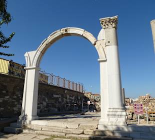 Auf dem Gelände von Agora