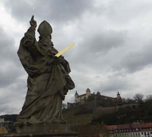 Frankenapostel St. Kilian mit der Festung