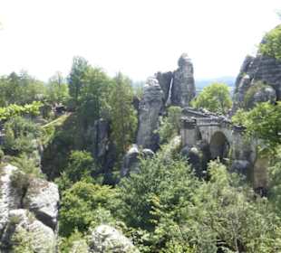 Blick zur Basteibrücke und Felsenburg Neurathen