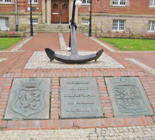 Bronzetafeln und Anker auf dem Weg zum Eingang