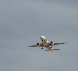 Startendes Flugzeug über Ria Formosa Natural Park