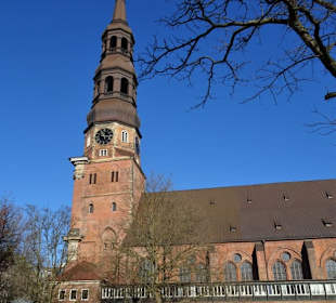 Außenansicht der Hauptkirche St. Katharinen