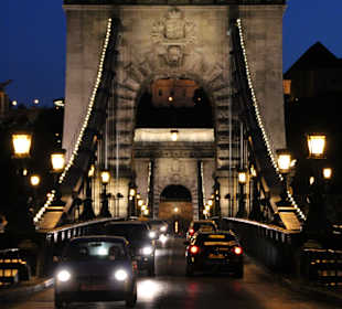 Kettenbrücke bei Nacht, Richtung Burg