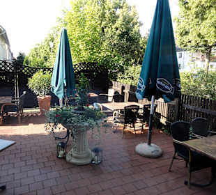 Blick auf die Plätze der Terrasse