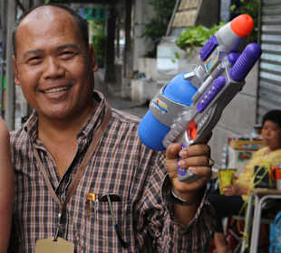 San beim Songkran mit uns. Darum die Spritzpisto