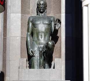 Ansichten des Siegesdenkmals in Bozen