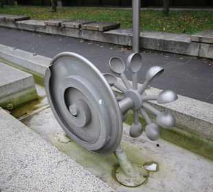 Straßenkunst vor dem Museum