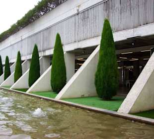 Wasserbereich am Eingang Rasen künstlich