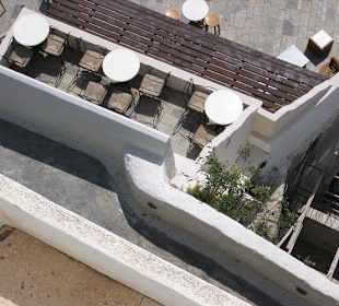 Blick hinunter in das nächste Cafe