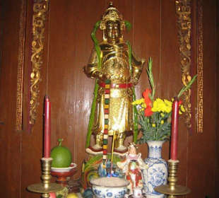 Ein Altar imTempel von Vina Trang.