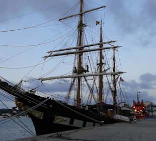 Schiff im Hafen Maó