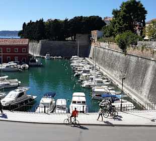 Teil der Hafenanlage von Zadar