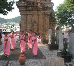 Junge Cham Anhänger tanzen