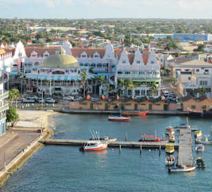 Bunte Kolonialbauten i. hollänischen Stil