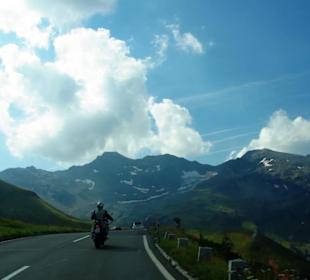 Viele Biker mit schweren Maschinen