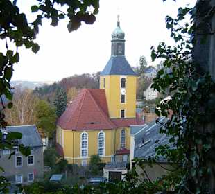 Blick durch ein Burgfenster zur Kirche