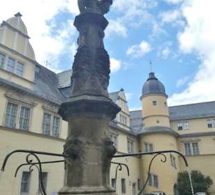 Im Innenhof von Schloss Ehrenburg