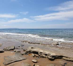 Strand mit Felsen und Sand
