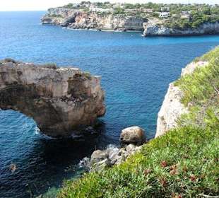 "Es Pontas" & der Ort Cala Llombards
